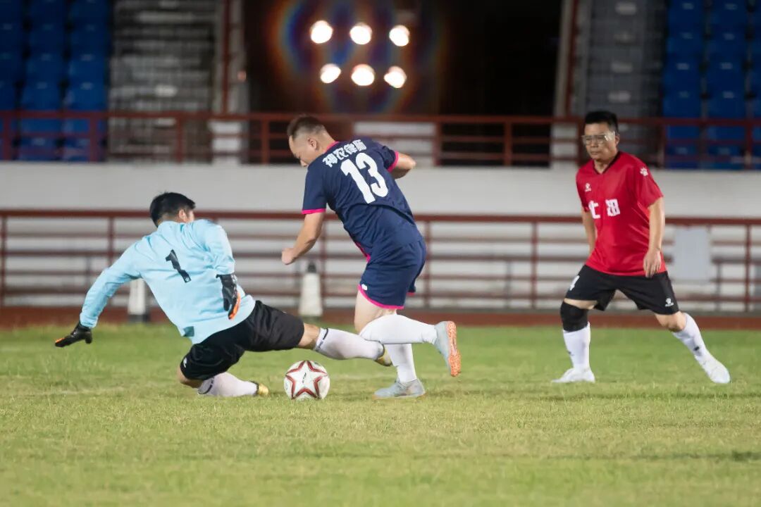 6球脫金手  冒死相救.jpg