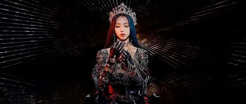 她又被爆恋爱了？！