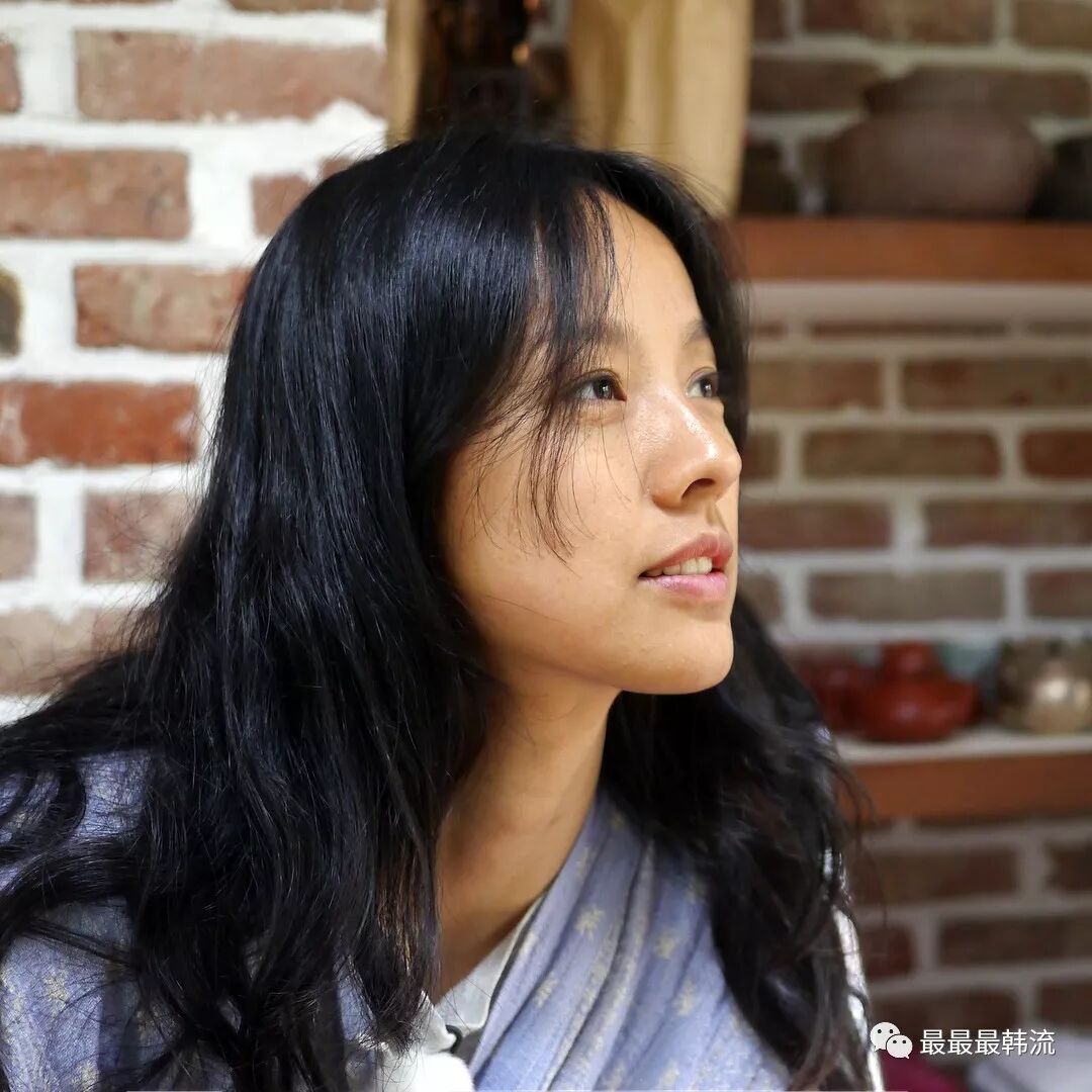 舞台上的性感女王李孝利在节目里顶着素颜却依然美艳动人,这位欧尼