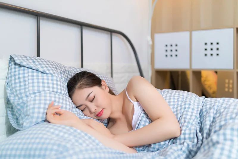 为什么睡觉时举起双手？这招改善睡眠法，失眠、压抑的人都知道！