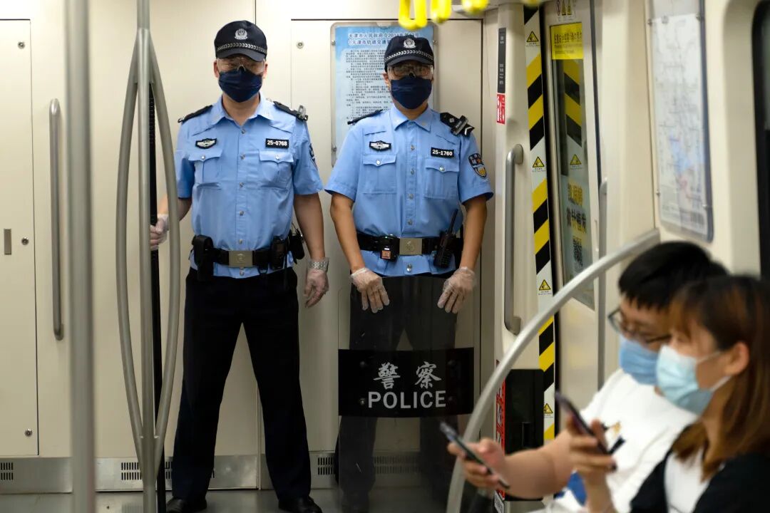 警察一直都在你身边民警猫鼠同步盯紧地铁咸猪手