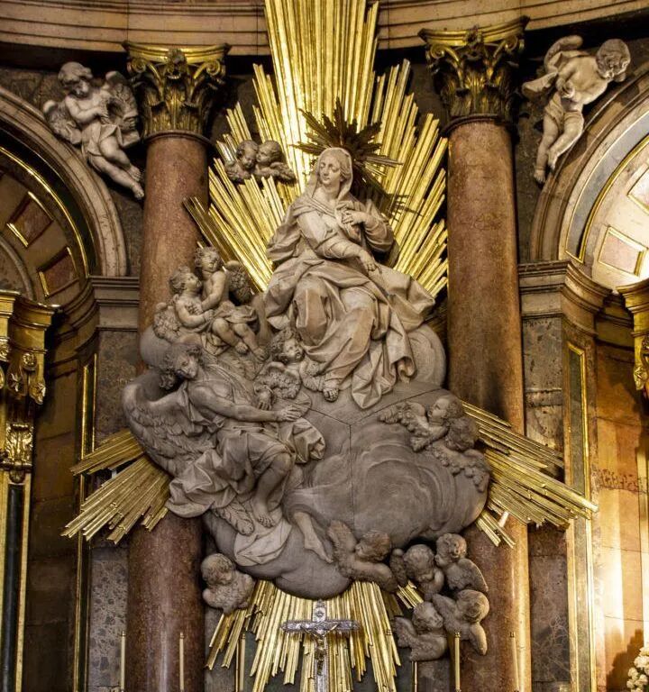 西方唯一一座以道教符号为特色的基督教建筑，西班牙12座国家宝藏之一，历史上第一座圣母大教堂圣殿——皮拉尔圣母大教堂