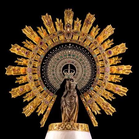 西方唯一一座以道教符号为特色的基督教建筑，西班牙12座国家宝藏之一，历史上第一座圣母大教堂圣殿——皮拉尔圣母大教堂