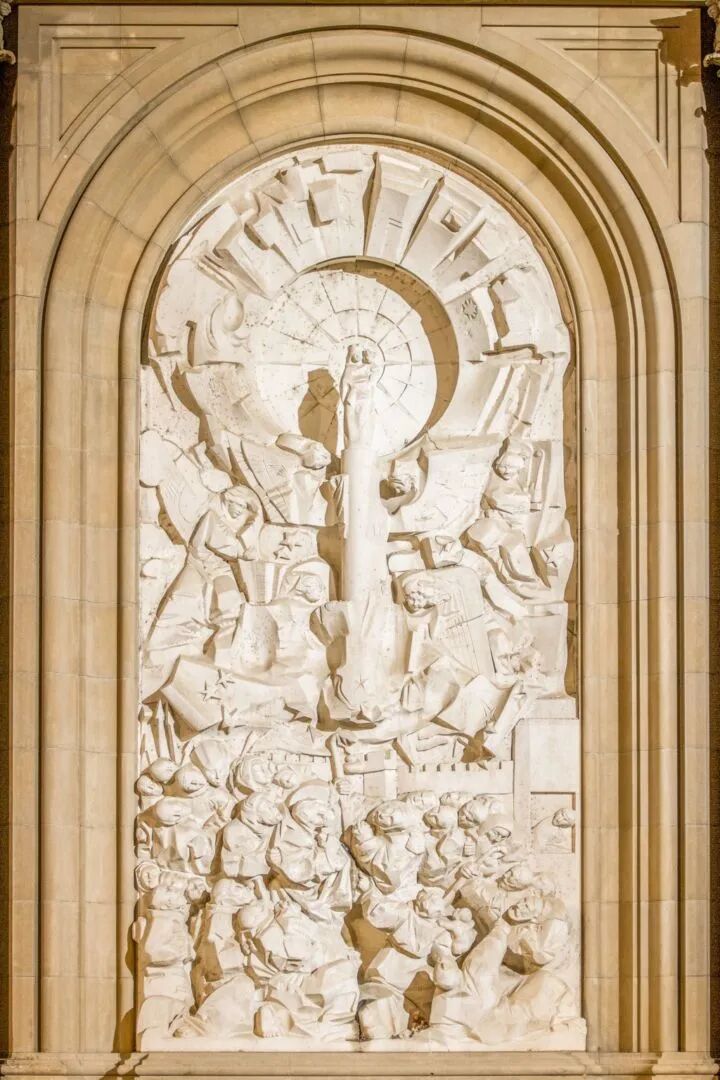 西方唯一一座以道教符号为特色的基督教建筑，西班牙12座国家宝藏之一，历史上第一座圣母大教堂圣殿——皮拉尔圣母大教堂