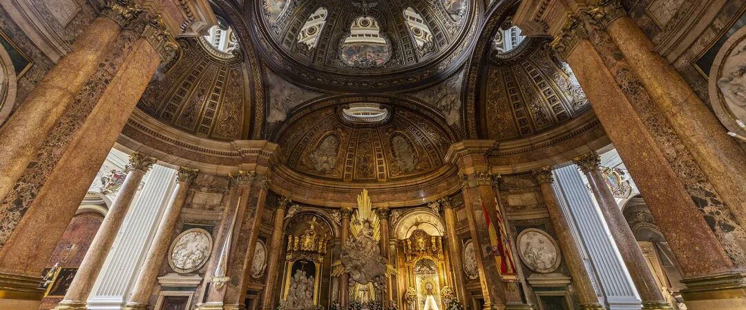 西方唯一一座以道教符号为特色的基督教建筑，西班牙12座国家宝藏之一，历史上第一座圣母大教堂圣殿——皮拉尔圣母大教堂