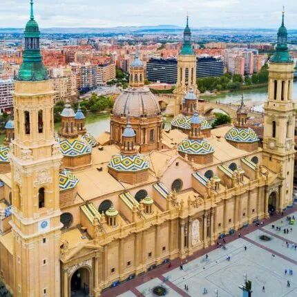 西方唯一一座以道教符号为特色的基督教建筑，西班牙12座国家宝藏之一，历史上第一座圣母大教堂圣殿——皮拉尔圣母大教堂