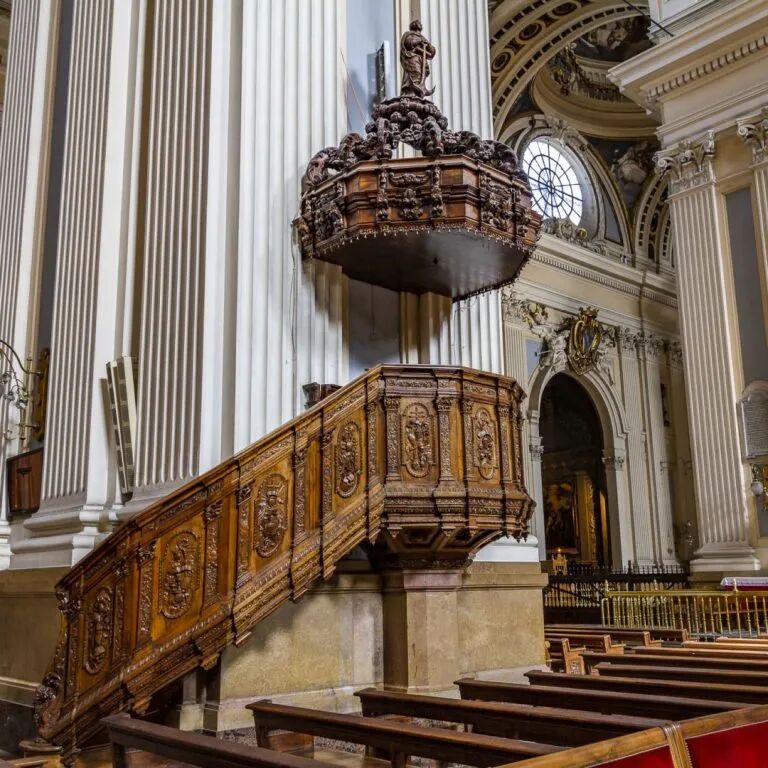 西方唯一一座以道教符号为特色的基督教建筑，西班牙12座国家宝藏之一，历史上第一座圣母大教堂圣殿——皮拉尔圣母大教堂