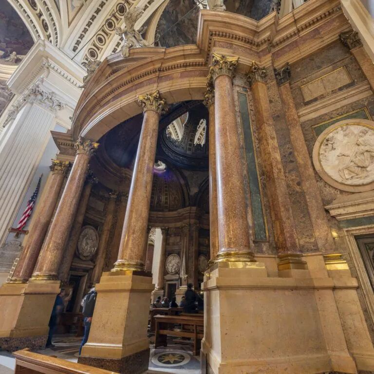 西方唯一一座以道教符号为特色的基督教建筑，西班牙12座国家宝藏之一，历史上第一座圣母大教堂圣殿——皮拉尔圣母大教堂