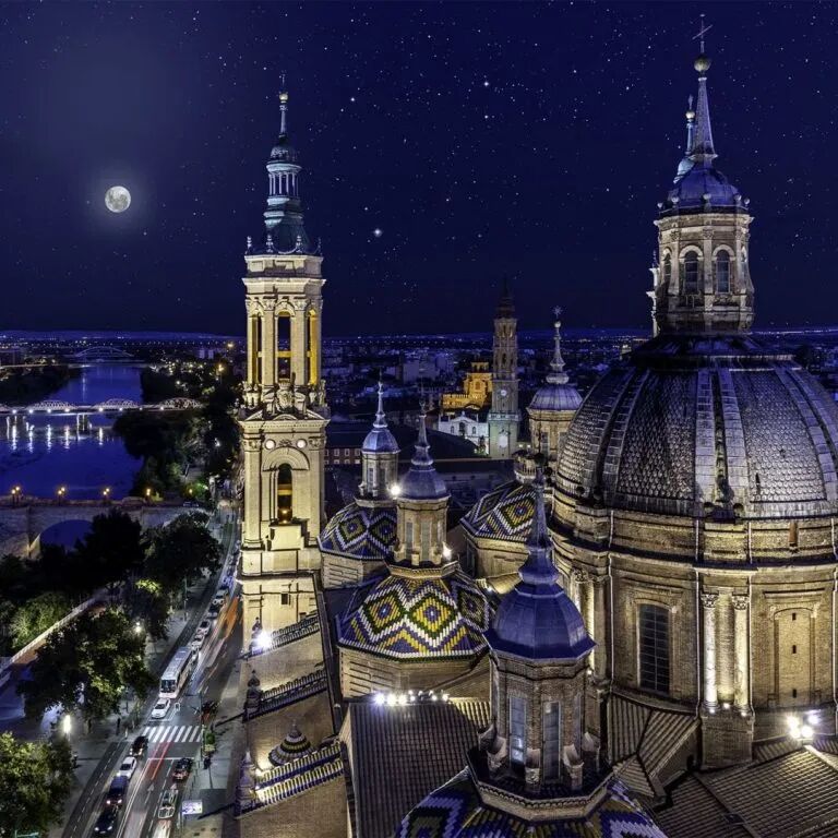 西方唯一一座以道教符号为特色的基督教建筑，西班牙12座国家宝藏之一，历史上第一座圣母大教堂圣殿——皮拉尔圣母大教堂