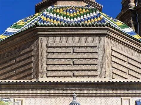 西方唯一一座以道教符号为特色的基督教建筑，西班牙12座国家宝藏之一，历史上第一座圣母大教堂圣殿——皮拉尔圣母大教堂