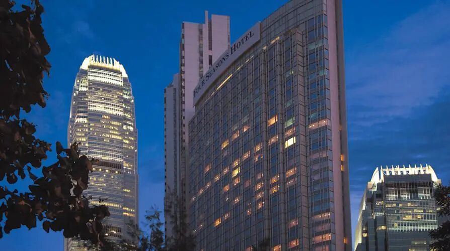 在大陆游客的支持下,香港酒店业成为资本大佬角逐的圣地.