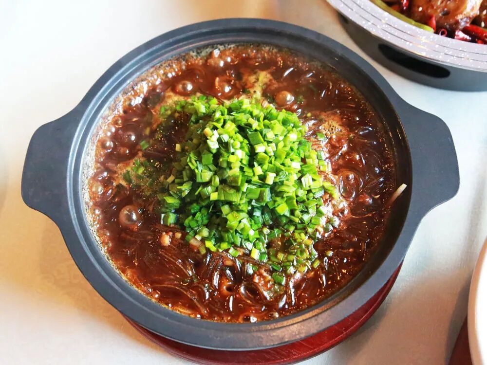 韭香哨子粉,本以为放久了的粉会坨,实际上依然劲道有嚼劲,配着汤汁