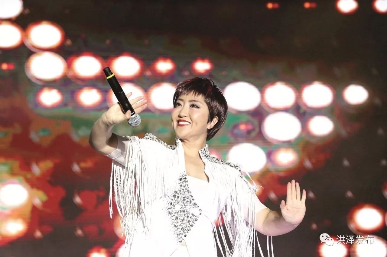 谭维维一首《如果有来生》,引发年轻观众的尖叫,还深情演唱了《灯塔》