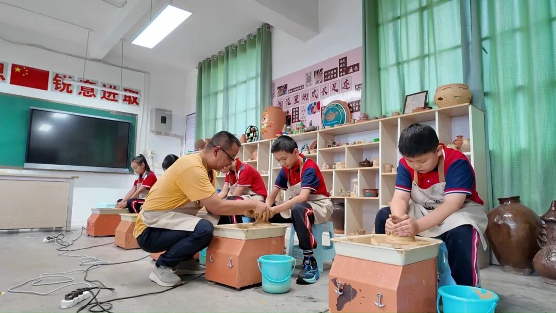 _党建引领促教育发展_构建党建育人模式