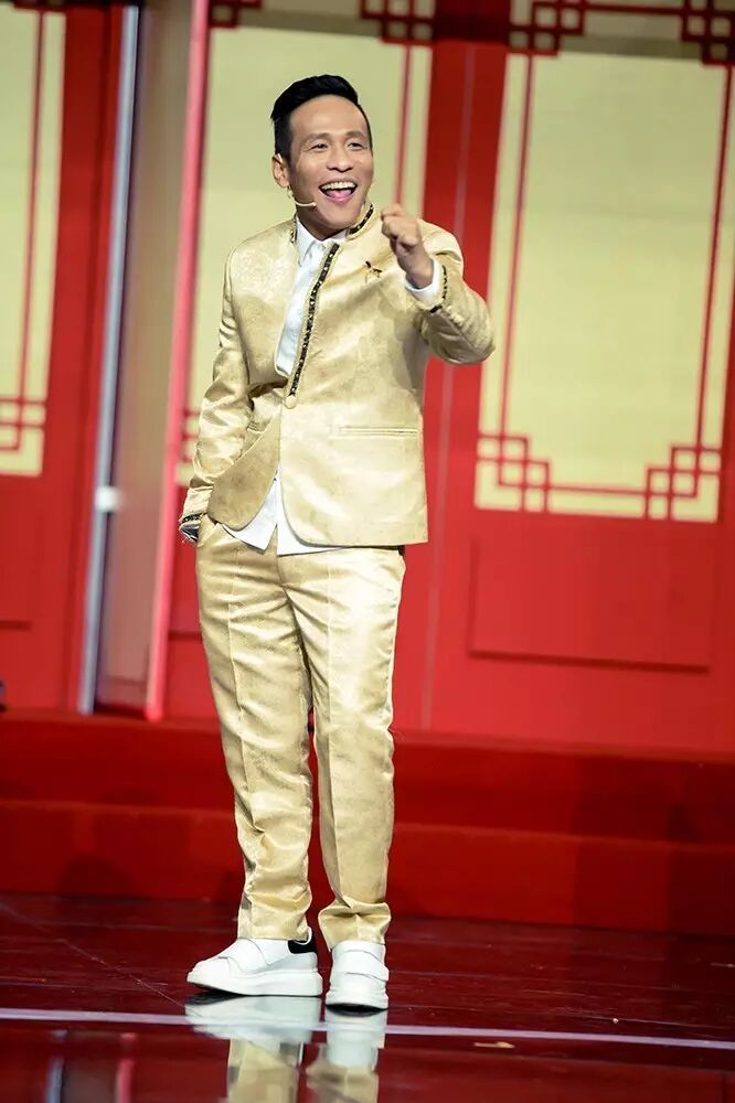 酒,显得别开生面,还有开场舞千手观音,乔杉马丽的《因为爱情》模仿秀