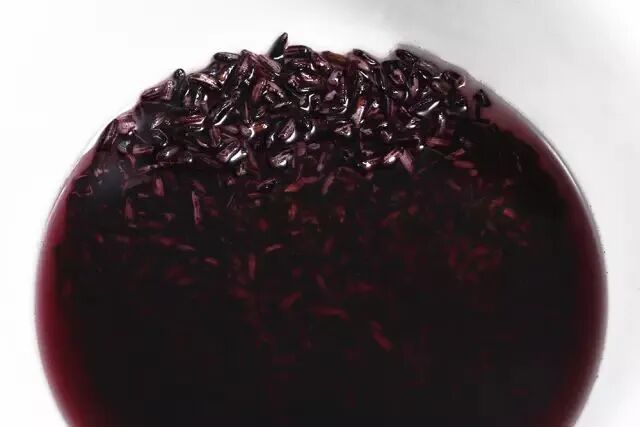 口感软糯,富含花青素,四团镇夏家村的紫米喜获丰收!