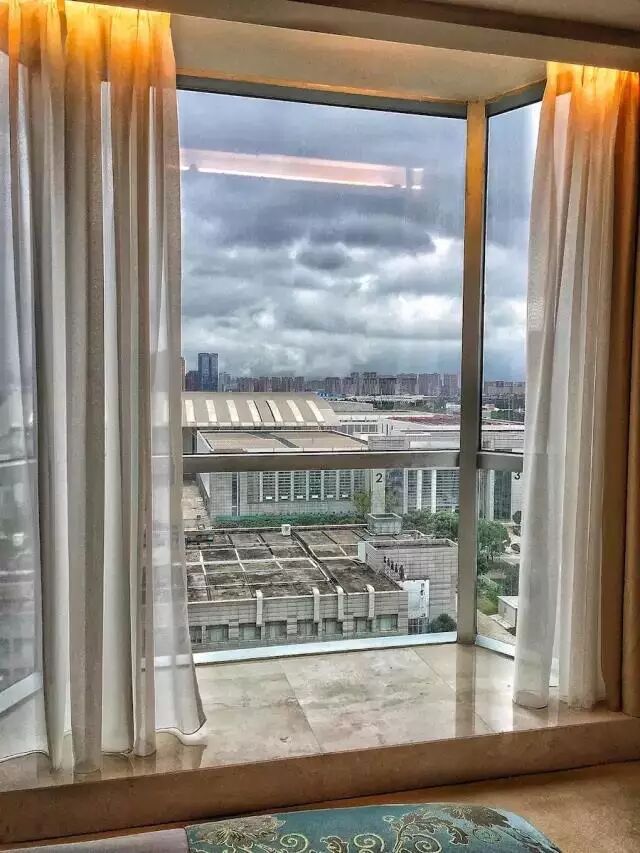 室内外双泳池,全落地玻璃窗房间.睡在这家五星酒店还能畅吃海鲜自助!