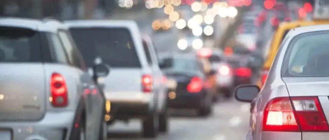 同样是右侧超车,为啥我扣3分罚100,别人却没事儿?