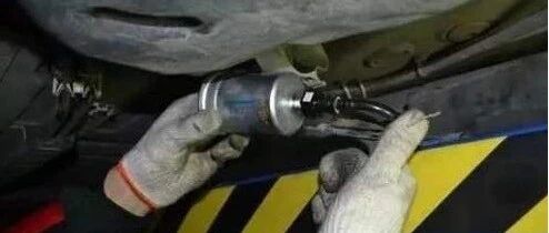 汽油滤清器的作用是什么？ 哪些现象能够表明汽油滤清器过脏或堵塞？