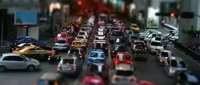 安全的车距是多少？3秒钟可判断……