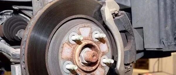 刹车盘多久更换最合适？三招教你自己辨别！