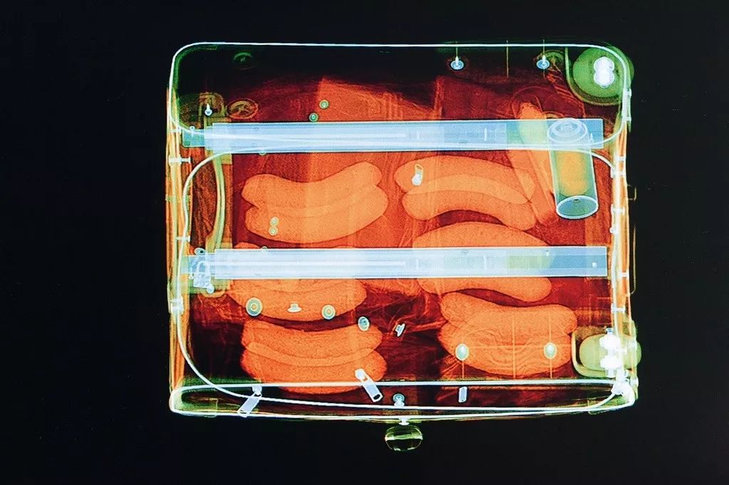 Мясо в багаже. Просвечивание багажа. Просвечивание багажа в аэропорту. Рентген чемодана. Просвечивание чемоданов в аэропорту.