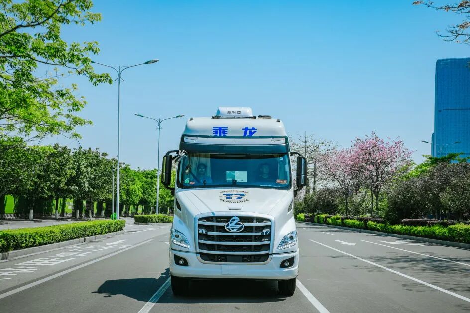 首批乘龙t7旅行家交付开启中国高端重卡房车新征程