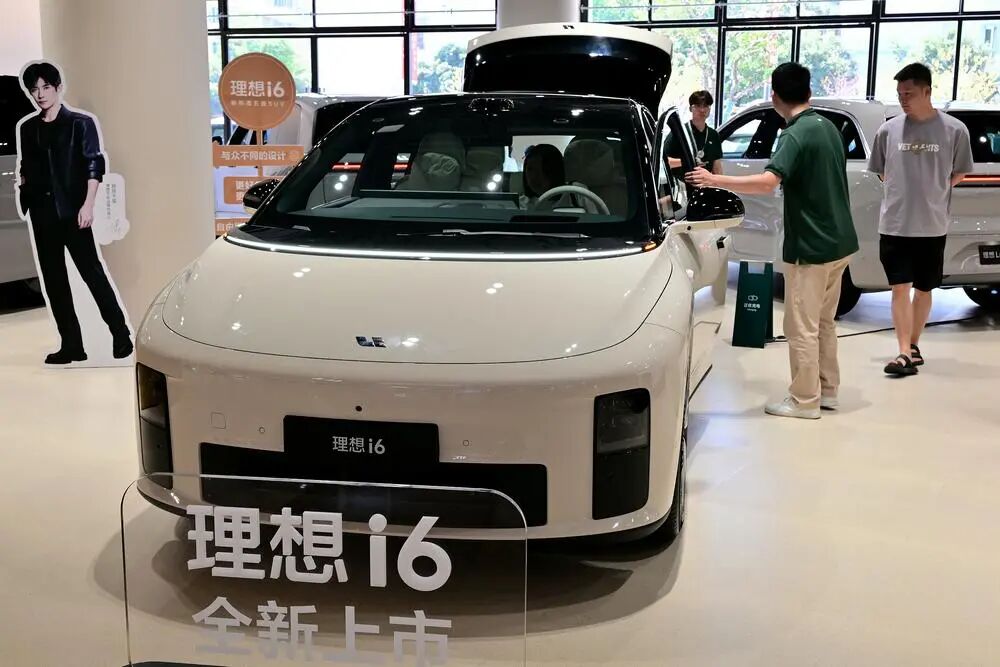 小米YU7到底多久能提车,实探国庆新能源车市：多款车下定要等数月，消费者抢搭“免税末..