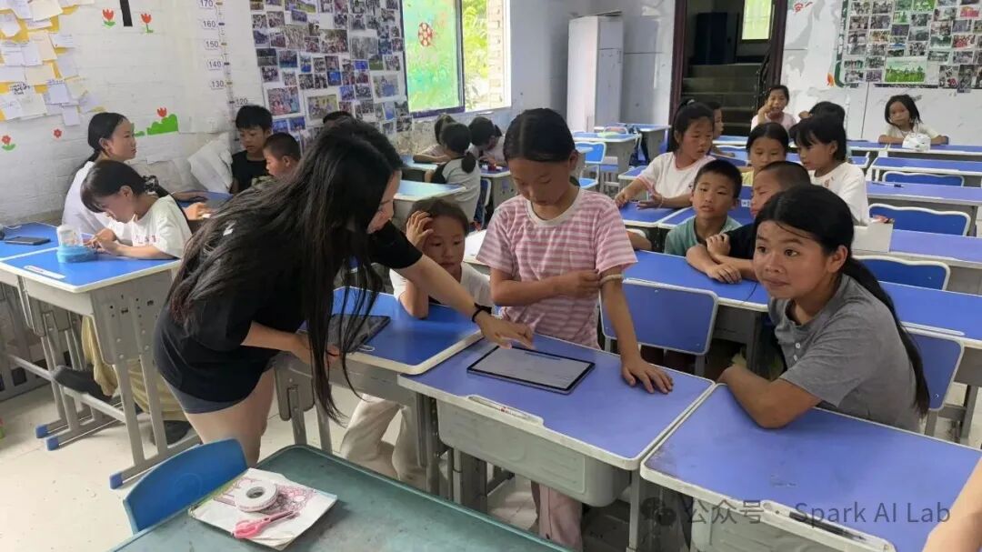 孩子们与AI对话课堂