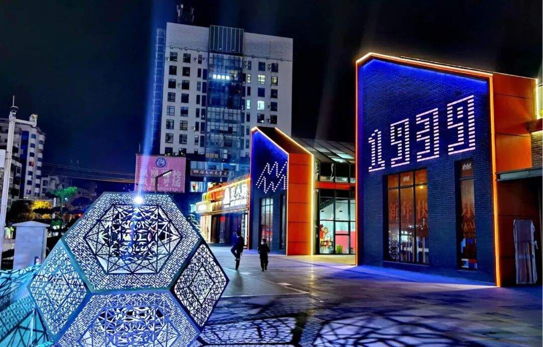 逛完大华1939过马路继续往前就可以到达图腾广场图腾广场楼下分布着几