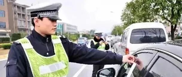 没有停车位时怎么办？交警提醒：这样做，可以避免被贴罚单！
