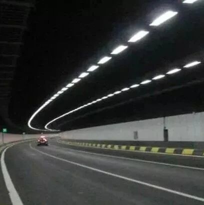 高速上隧道内禁止超车，那前车太慢怎么办？交警教你正确方法