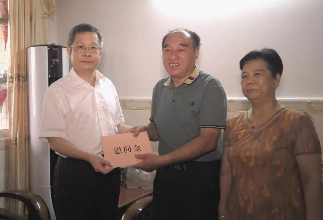 七一走访送真情慰问关怀暖人心陈润霖到华侨管理区开展七一走访慰问