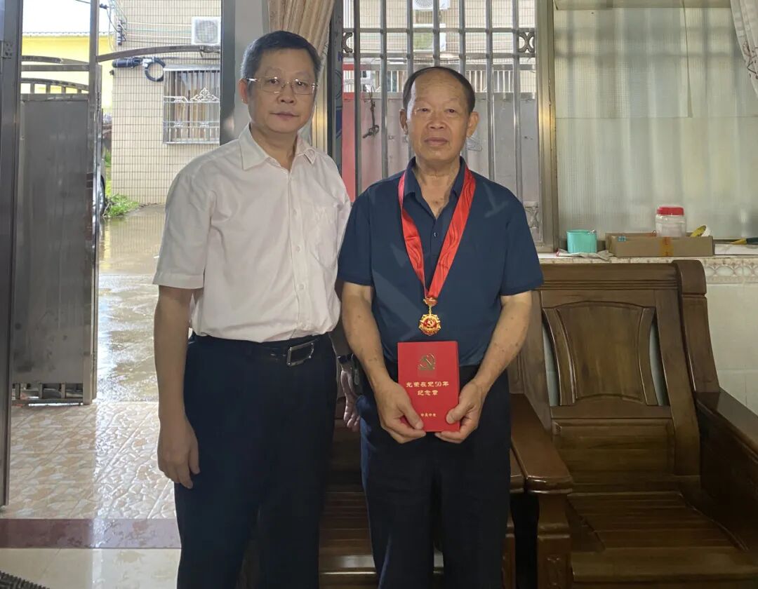 七一走访送真情慰问关怀暖人心陈润霖到华侨管理区开展七一走访慰问