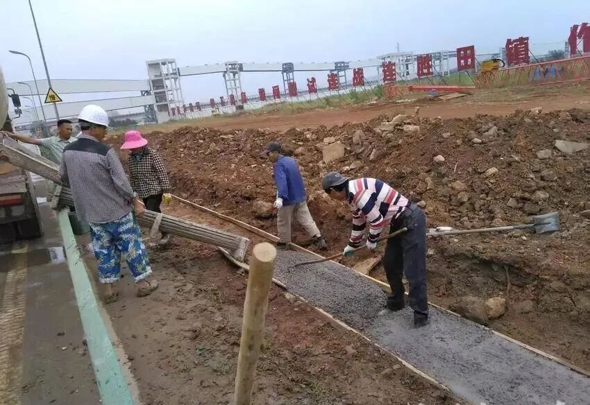 钱炉社区投50万元硬化边沟 破解江北公路“黄泥难题”.docx