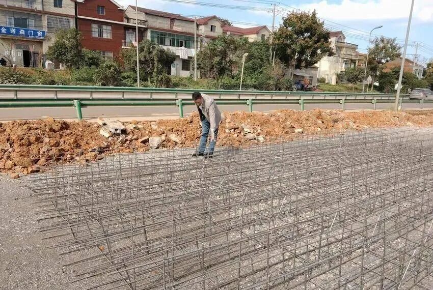 钱炉社区投50万元硬化边沟 破解江北公路“黄泥难题”.docx