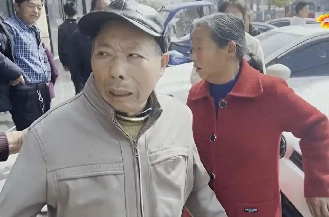70岁老汉收留流浪女共枕13年,70岁老汉收留流浪女，同床共枕生活13年，事后才知流浪女..