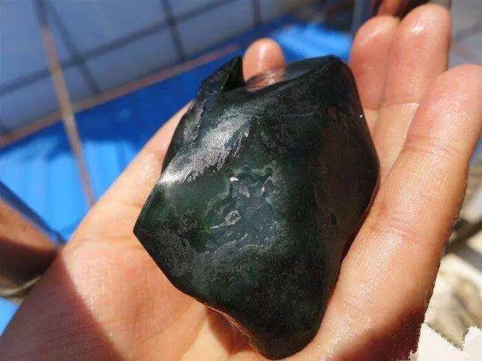 炎炎夏日玩赌石， 一刀切出冰种飘花翡翠，让人透心凉！