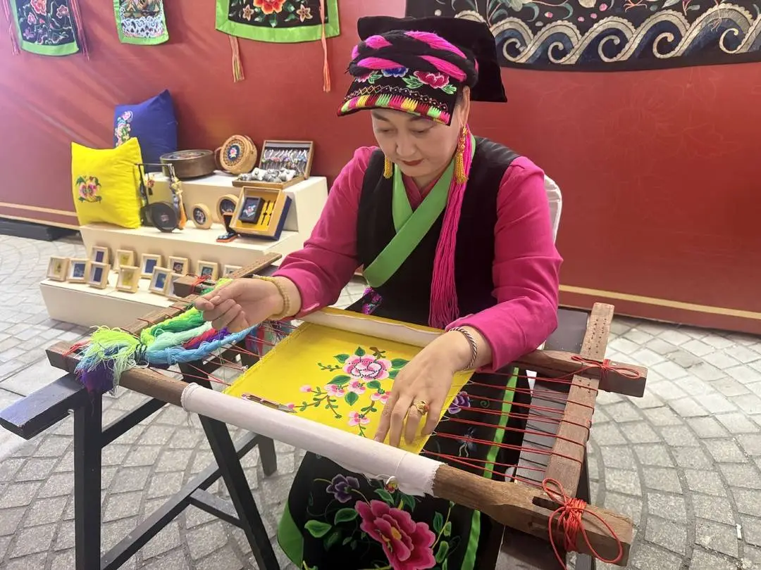 དར་མདོའི་མཚན་མོ་རིག་གནས་ཡུལ་སྐོར་གྱི་མཚོན་རྟགས་ཤིག་ཏུ་གྱུར།