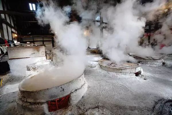 自贡之所以享有"千年盐都"的美誉,是因为它的井盐开采历史已有近两