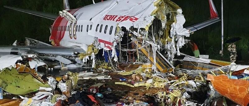 突发！印度一客机冲出跑道断裂解体，已致17死百余伤