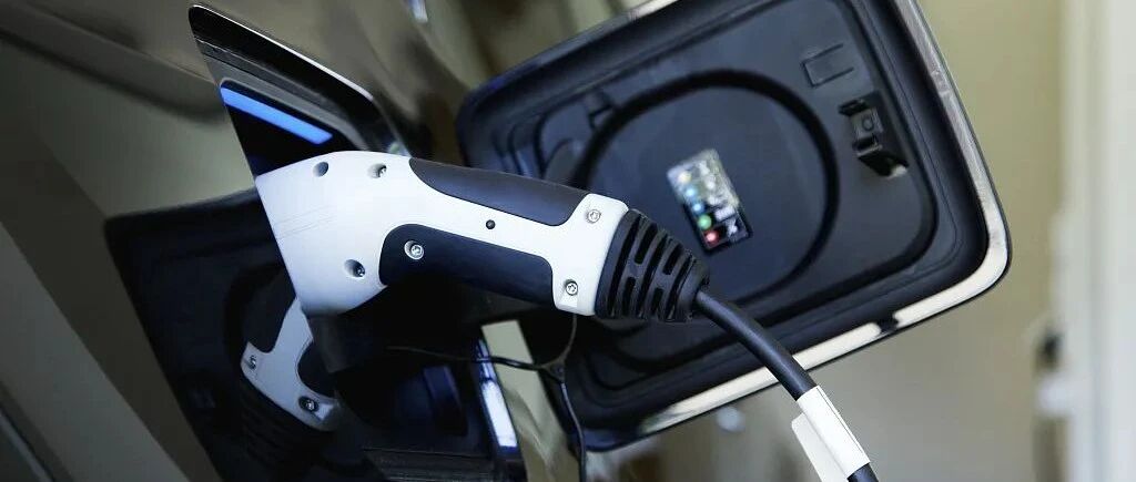 充电1小时排队4小时！新能源车假期出行充电难，怎么破？