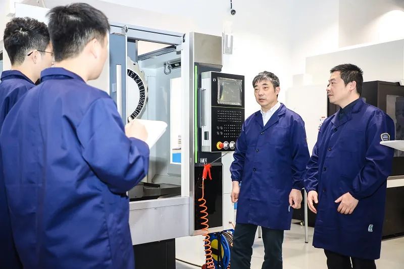 我国造出定位精度4μm，重复定位精度2μm，运动加速度2G的高端机床！的图2