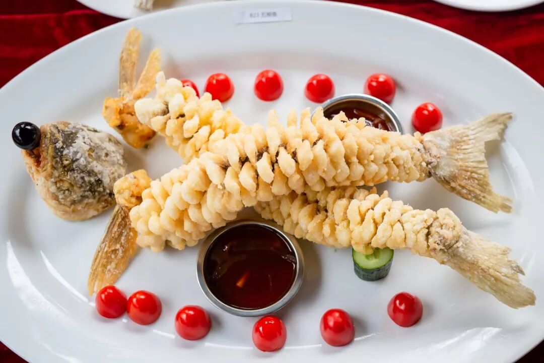 凭借一款五柳鱼征服了裁判们的胃,勇夺第十三届顺德私房菜大赛总冠军