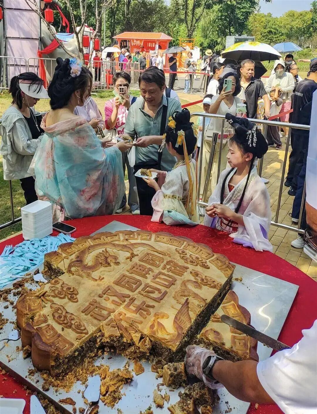 武汉现超大月饼重388斤 500人排队吃