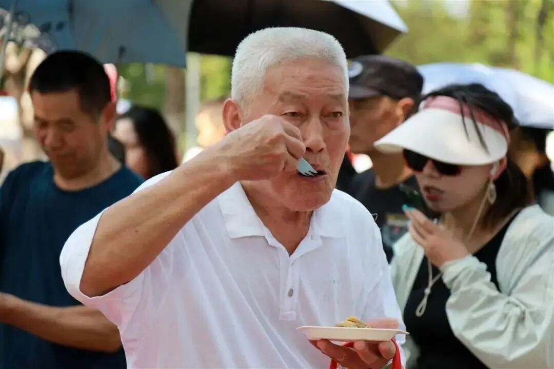武汉现超大月饼重388斤 500人排队吃