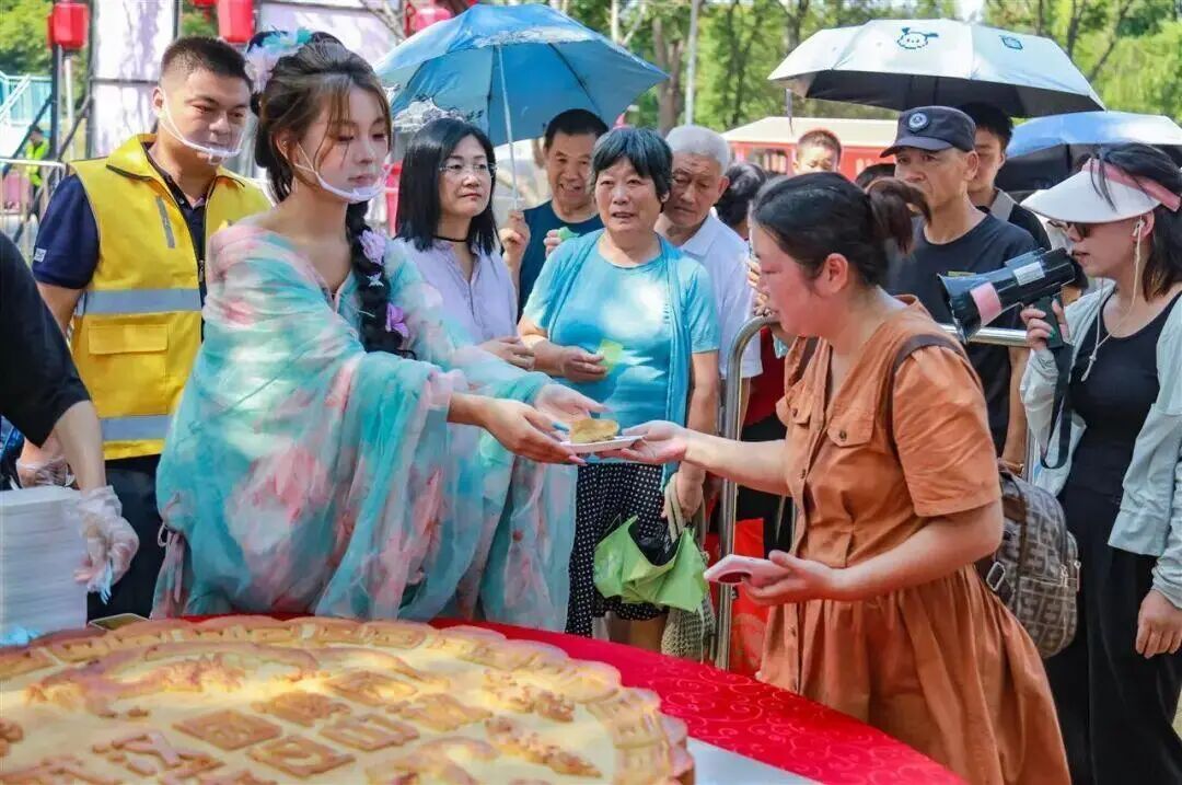 武汉现超大月饼重388斤 500人排队吃