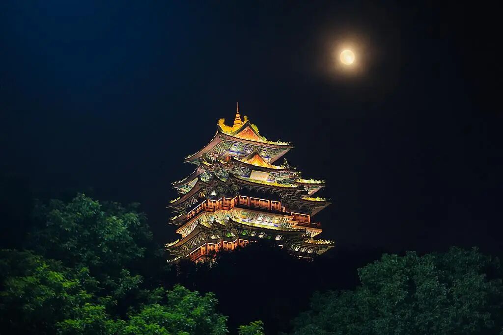 “超级月亮”和古建筑浪漫同框