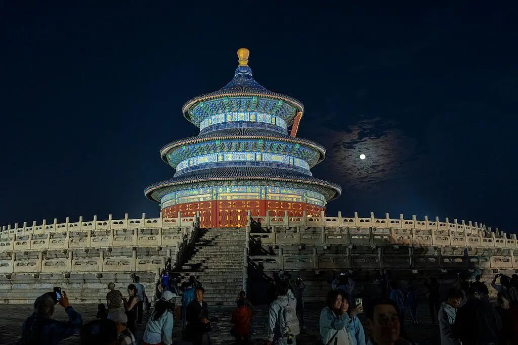 “超级月亮”和古建筑浪漫同框