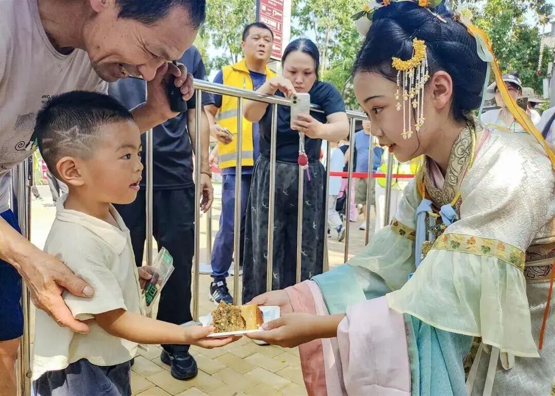 武汉现超大月饼重388斤 500人排队吃